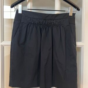 Banana Republic skirt. Side pockets. Front pleating. Size 2